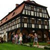 Dom przysłupowy przeniesiony do Zgorzelca z okolic Bogatyni kilka lat temu i przystosowany na bardzo ciekawą restaurację „Dom Kołodzieja”.